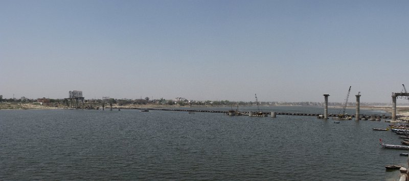 pontonbrug ganges.jpg - Het is nu zondag 7 april. Vanavond hebben we weer een nachttrein en gaan we richting Delhi. Overdag hebben we dus nog even tijd en we gaan dan ook met een tuk-tuk naar de overkant van de Ganges voor een bezoek aan een museum.Via een pontonbrug die er aardig wrak uitziet steken we de rivier over.